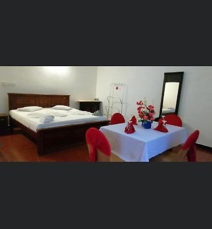 Avanya Hotel And Reception Hall Angunakolapelessa المظهر الخارجي الصورة