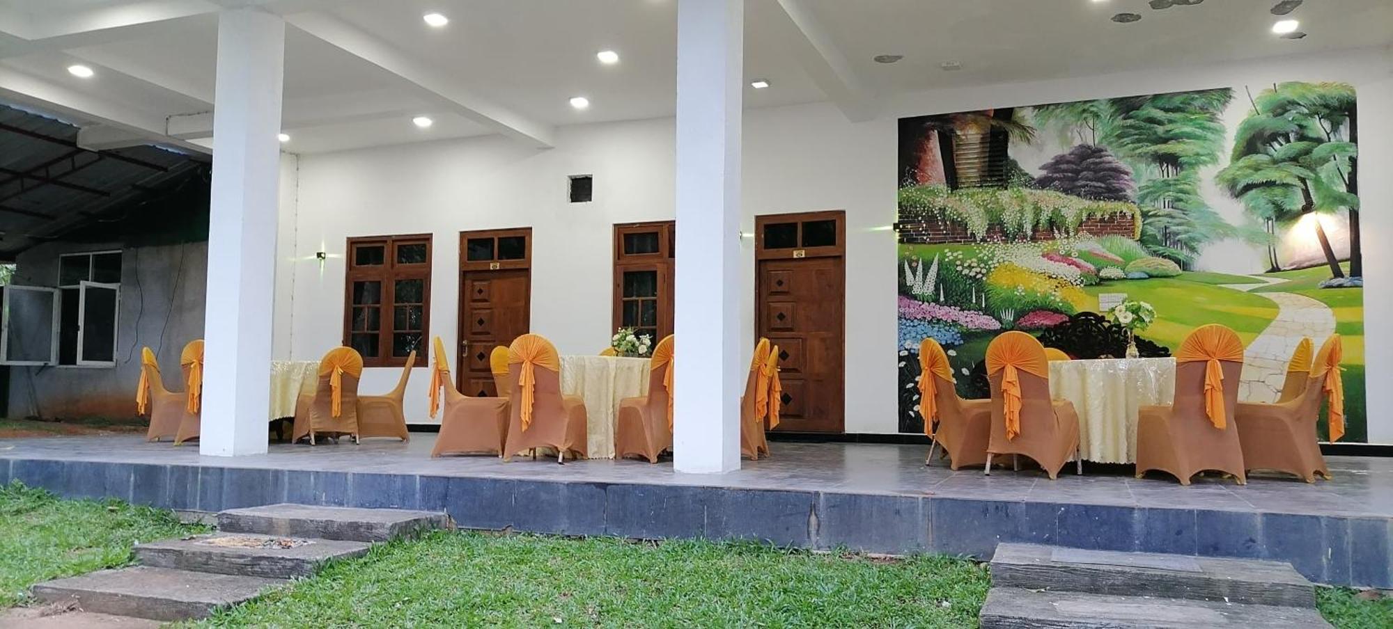 Avanya Hotel And Reception Hall Angunakolapelessa المظهر الخارجي الصورة