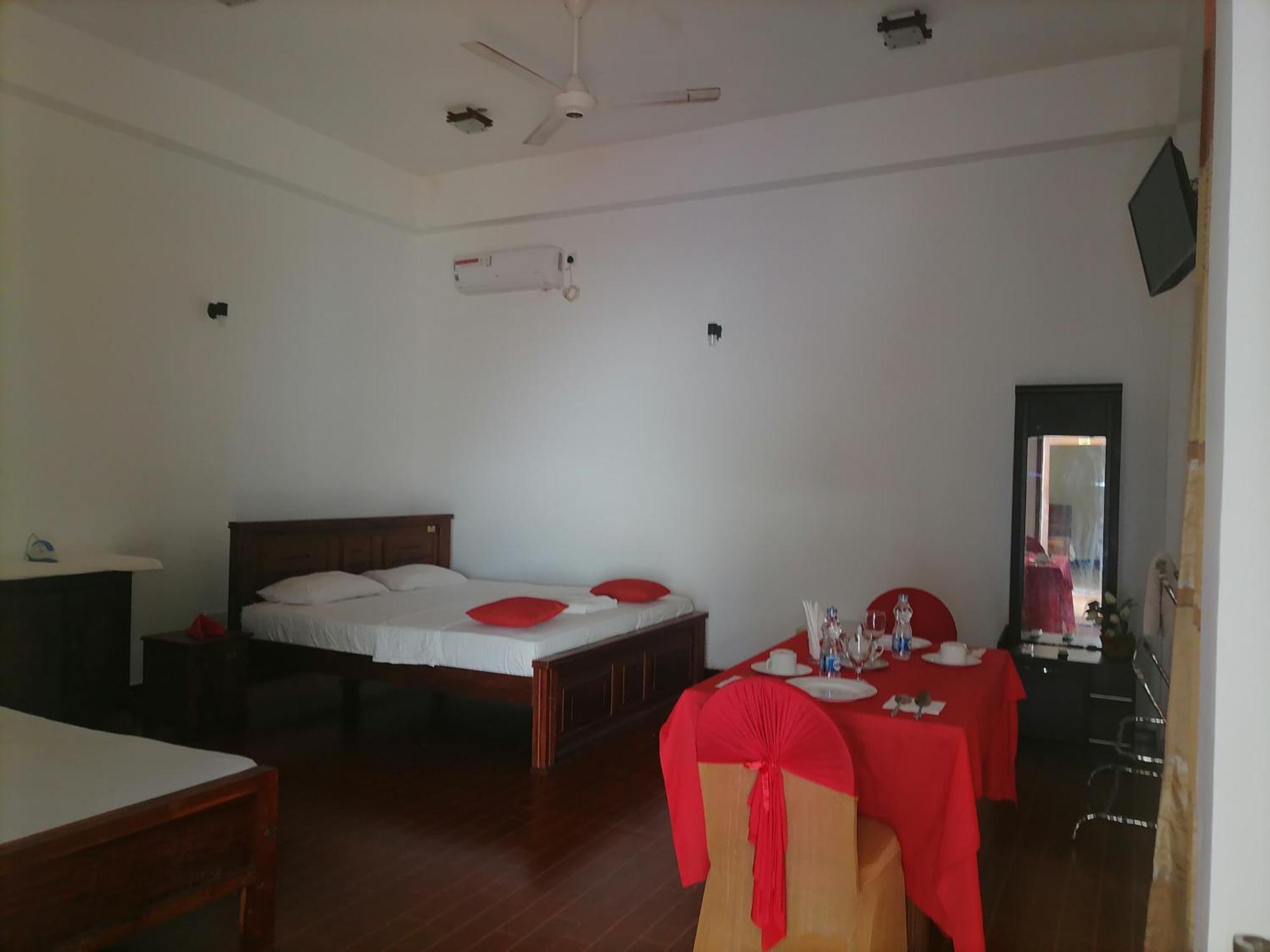 Avanya Hotel And Reception Hall Angunakolapelessa المظهر الخارجي الصورة
