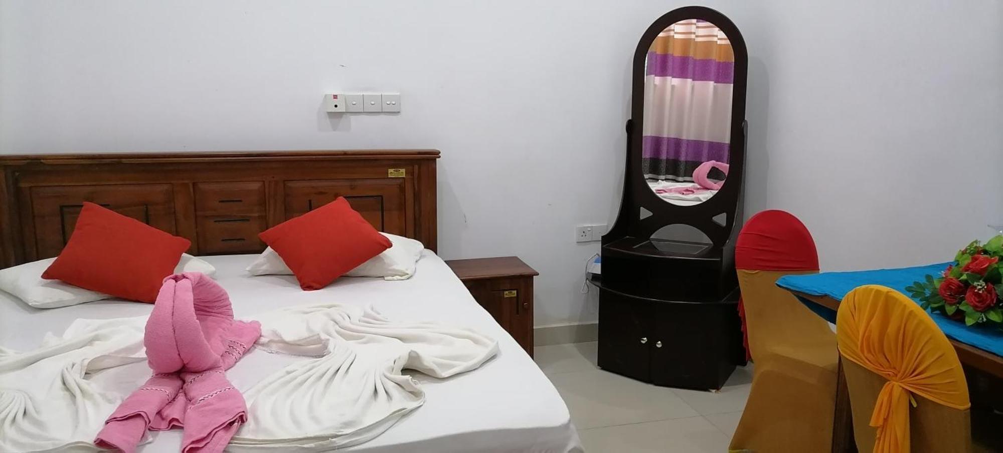 Avanya Hotel And Reception Hall Angunakolapelessa المظهر الخارجي الصورة