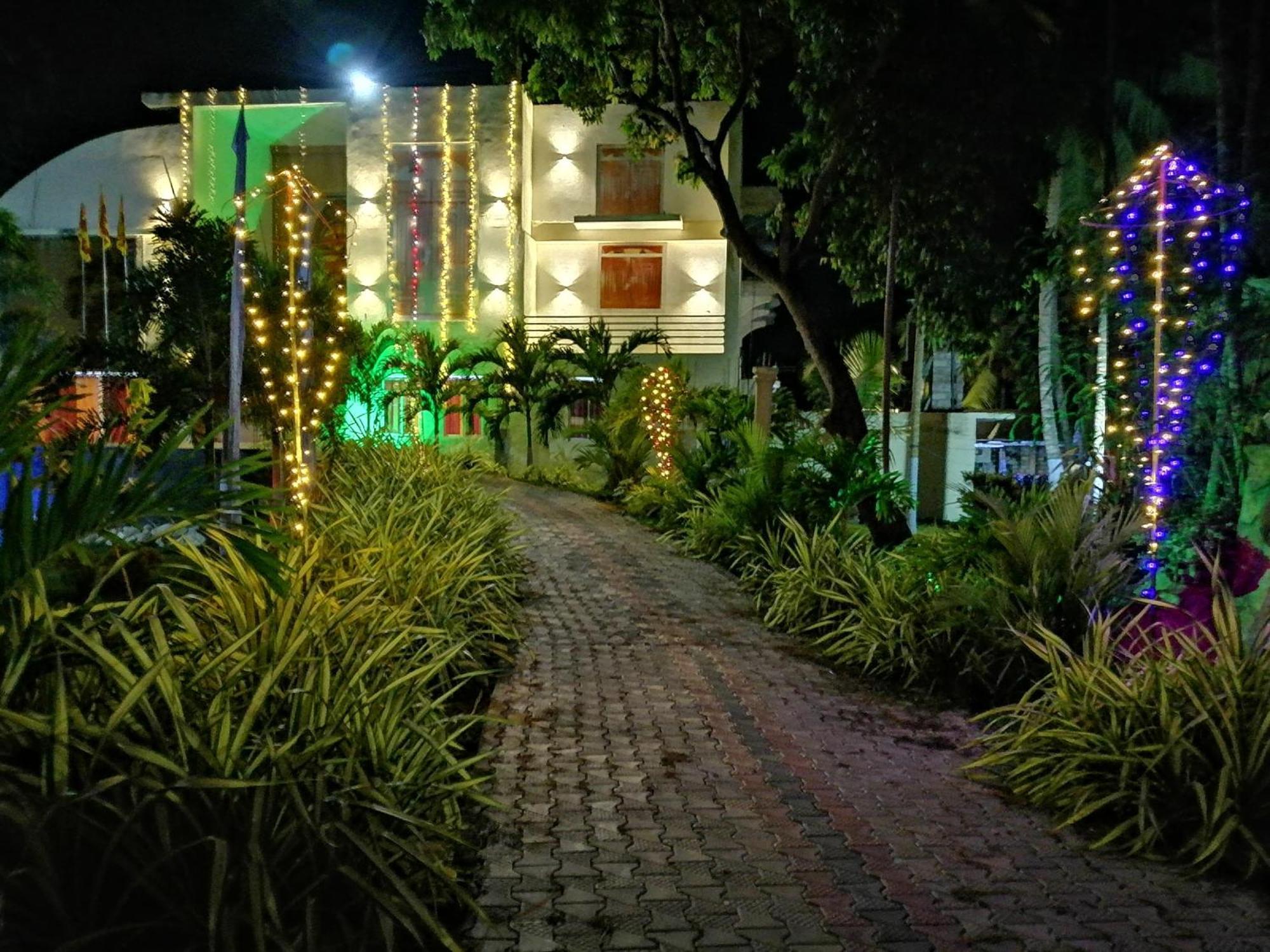 Avanya Hotel And Reception Hall Angunakolapelessa المظهر الخارجي الصورة