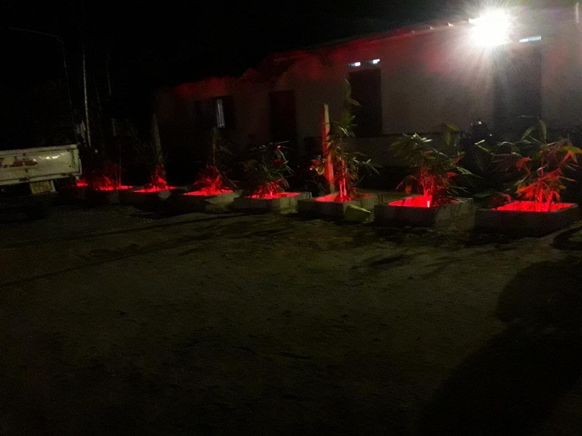 Avanya Hotel And Reception Hall Angunakolapelessa المظهر الخارجي الصورة
