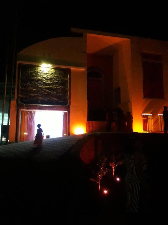 Avanya Hotel And Reception Hall Angunakolapelessa المظهر الخارجي الصورة