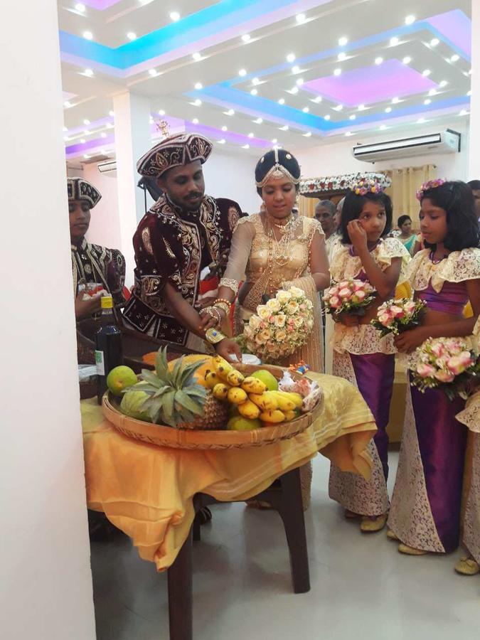 Avanya Hotel And Reception Hall Angunakolapelessa المظهر الخارجي الصورة