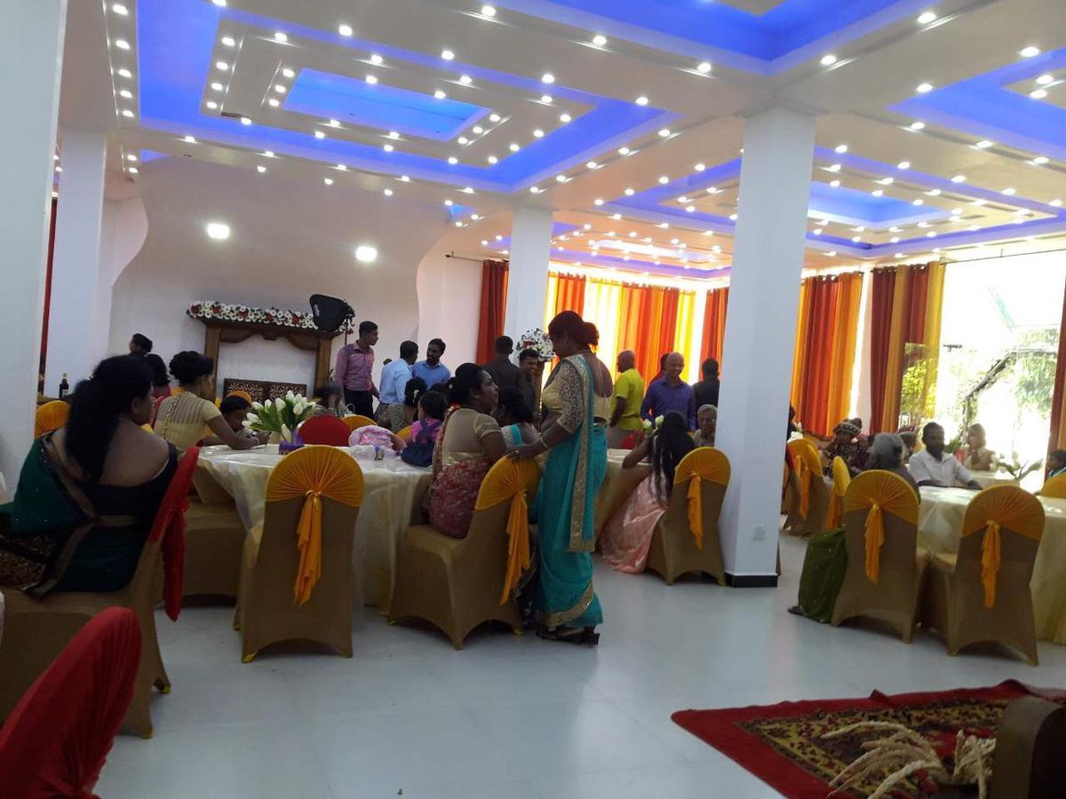 Avanya Hotel And Reception Hall Angunakolapelessa المظهر الخارجي الصورة