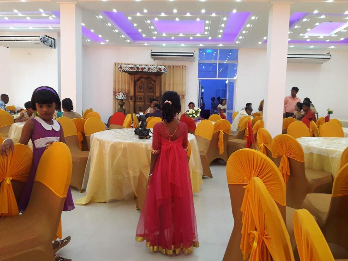 Avanya Hotel And Reception Hall Angunakolapelessa المظهر الخارجي الصورة