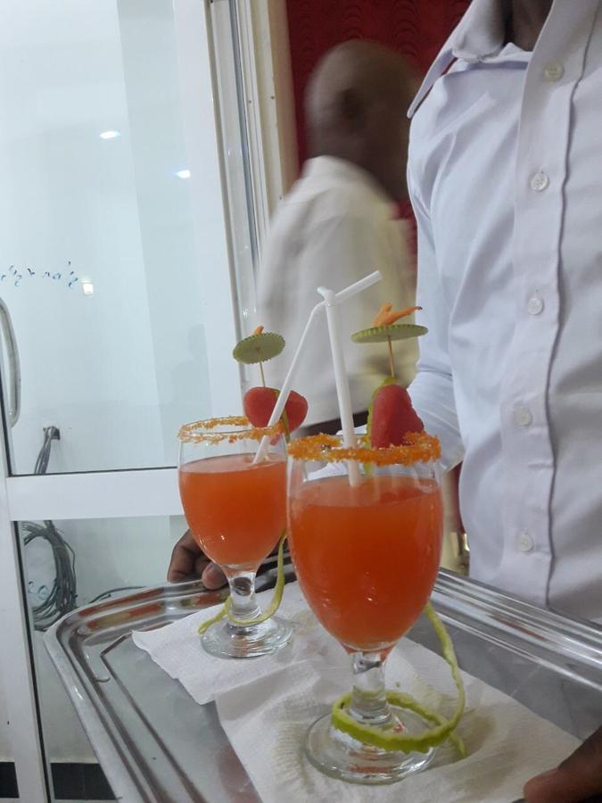 Avanya Hotel And Reception Hall Angunakolapelessa المظهر الخارجي الصورة